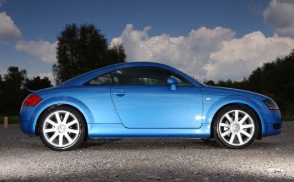 Изчистен до степен на маниакалност, оригиналният TT комбинира модерност с неустоим привкус на авангарден дизайн от 30-те години на миналия век. Това е интересна тема, изоставена обаче в следващите поколения на немците
